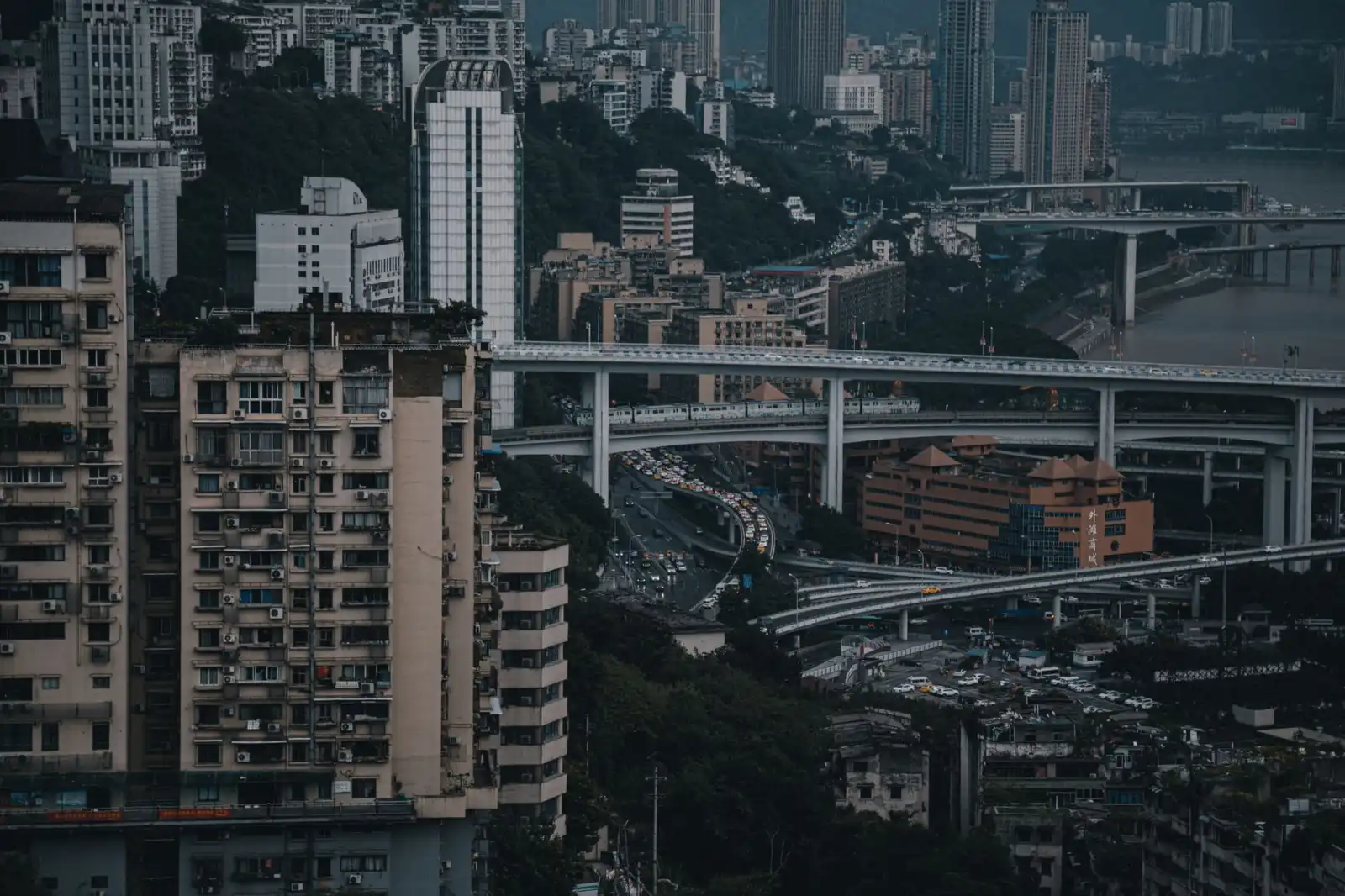 暖气片与通风管道如何选型？建筑暖通设备配套要点解析