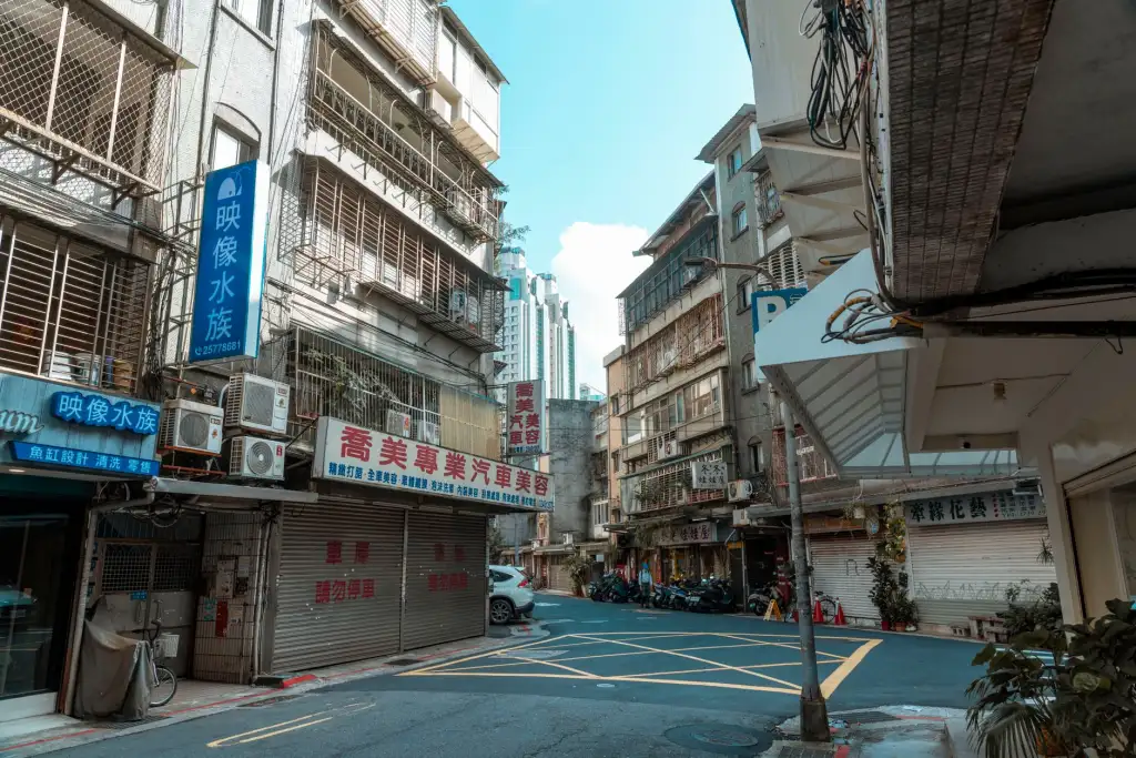 建筑通风系统管材选型指南：螺旋风管与共板法兰风管对比